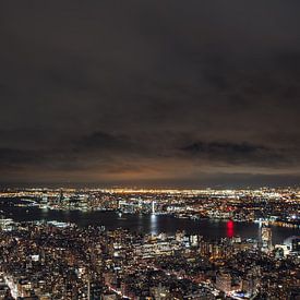 Manhattan by night van Bas de Glopper
