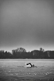Freiwasserschwimmer im Winter, schwarz und weiß von Sander de Vries