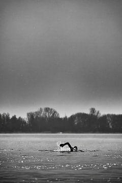 Open water zwemmer in de winter, zwart-wit van Sander de Vries