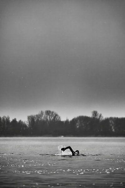 Nageur en eau libre en hiver, noir et blanc par Sander de Vries
