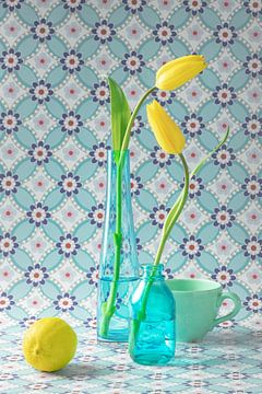 Nature morte 'Tulipes jaunes et verre bleu sur Willy Sengers