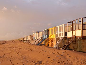 Bunte Strandhütten in Heemskerk I Sommer an der Nordsee I Goldene Stunde I Strandleben von Floris Trapman