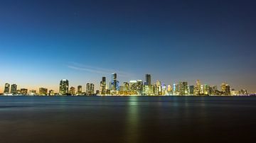 USA, Floride, Ligne d'horizon de nuit de la ville de Miami se reflétant dans l'eau sur adventure-photos