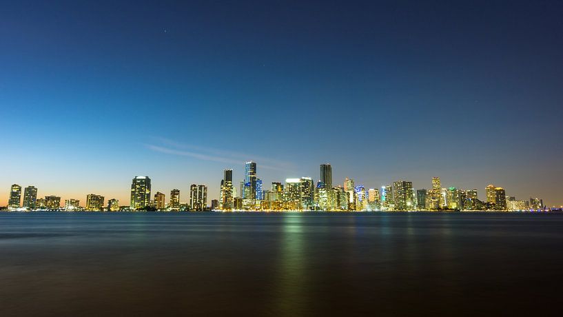 USA, Floride, Ligne d'horizon de nuit de la ville de Miami se reflétant dans l'eau par adventure-photos