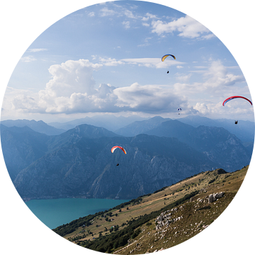 Paragliders boven het Gardameer van Volt