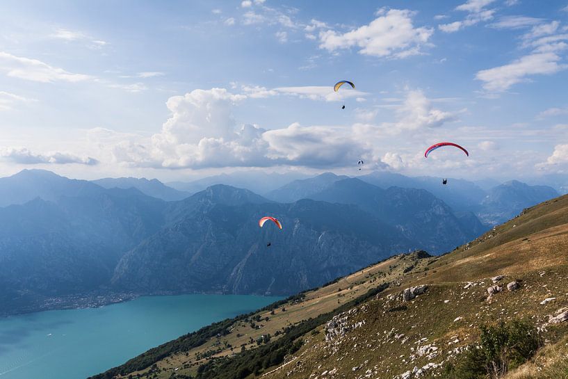 Paragliders boven het Gardameer van Volt