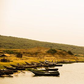 Bootjes in een rivier in Oeganda, Afrika van Laurien Blom