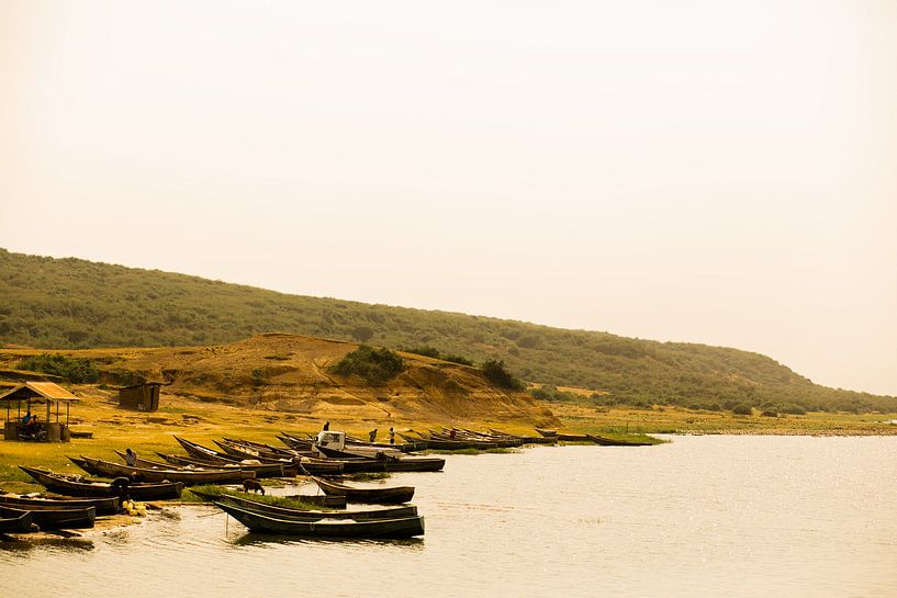 Bootjes in een rivier in Oeganda, Afrika van Laurien Blom
