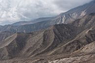 Bruin rotsachtig gebergte in de Himalaya | Nepal van Photolovers reisfotografie thumbnail
