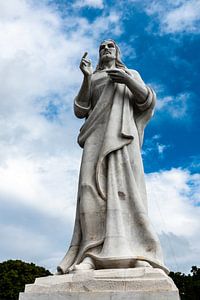 Christusbeeld in Havana Cuba met wolkendek van Dieter Walther