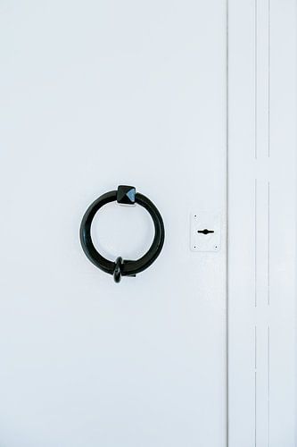 Authentique porte d'entrée portugaise blanche sur Sanne Overeijnder