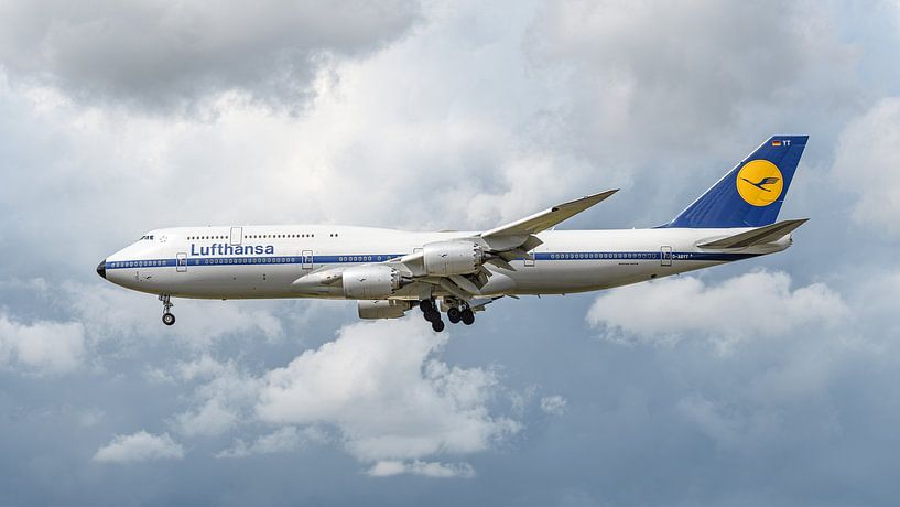 Nostalgie! Lufthansa Boeing 747-8 in retro livery. van Jaap van den Berg