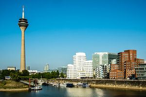 Fernsehturm und Gehry Bauten in Düsseldorf Rhein