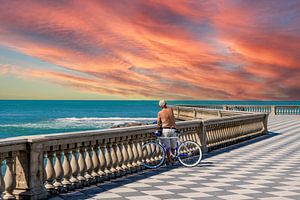 Mascagni-Terrasse bei Sonnenuntergang in Livorno, Italien