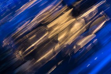 Abstract beeld van licht in blauw met oranje van Lisette Rijkers