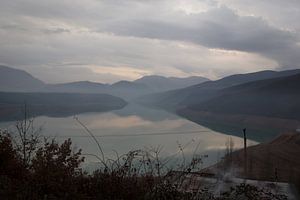 Lac de montagne albanais sur Julian Buijzen