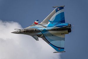 Die Rafale Solo Display führt hier den Hochgeschwindigkeitsüberflug (die Flammen des Nachbrenners si
