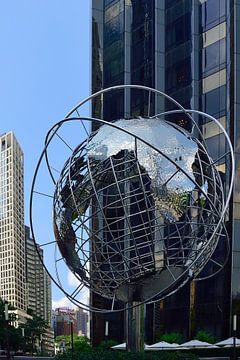 Globe sculptuur op Columbus Circle van Frank's Awesome Travels