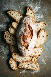 SF 12548801 Assiette à pain rustique avec pain sur fond foncé