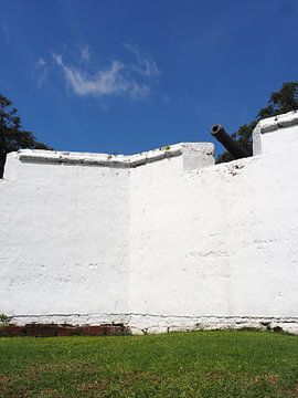 VoC-Kanone in Fort St. John, Malakka von Atelier Liesjes