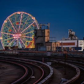 Wonder Wheel in Coney Island, New York van Mike Peek
