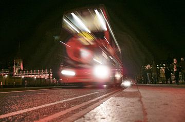 London red bus at night van Marc van Gessel