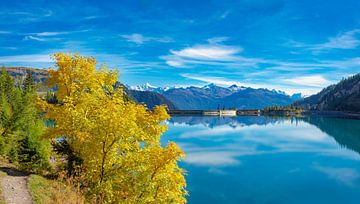 Der Stausee Lac de Tseuzier mit Blick auf das schneebedeckte Weisshorn, Ayent, Wallis Wallis, Schweiz