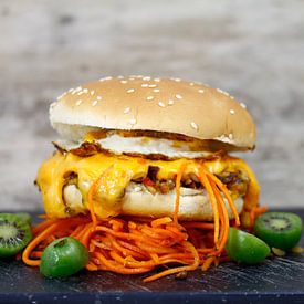 kiwibessen op een vegetarische burger van Time_Pictures