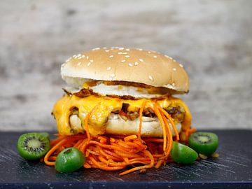 des baies de kiwi sur un burger végétarien sur Time_Pictures