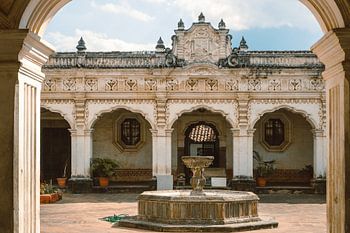 Blick auf einen Kolonialhof mit Springbrunnen in La Antigua, Guatenmala