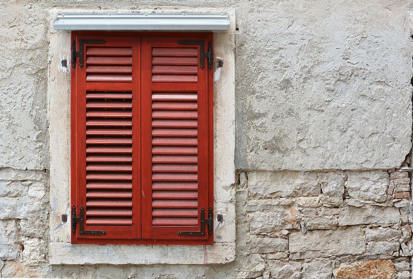 volets rouges d'une fenêtre dans la vieille ville historique de Pula en Croatie par Heiko Kueverling