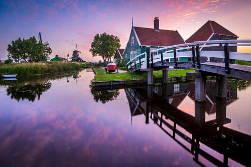 De Zaanse Schans tijdens zonsopkomst