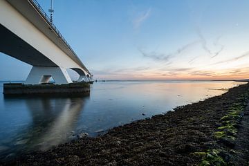 Zeelandbrug in avondlicht van Paula Romein