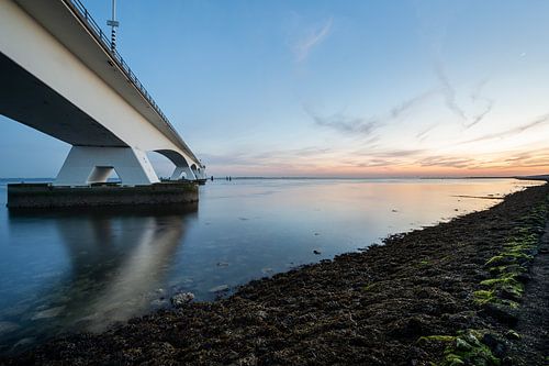 Zeelandbrug im Abendlicht von Paula Romein