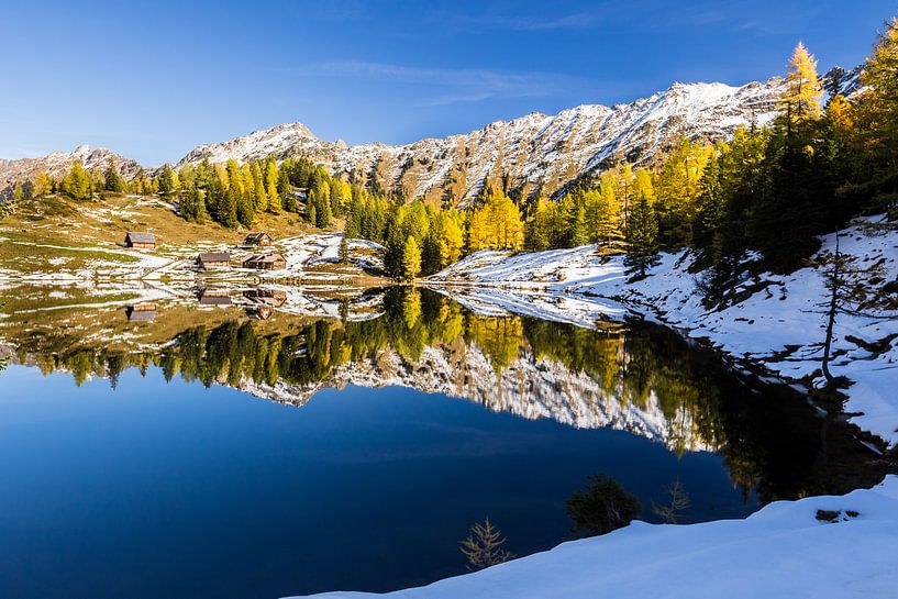 Un lac de montagne en automne par Coen Weesjes