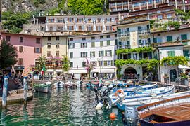 Gardasee - Alter Hafen in Limone sul Garda von t.ART