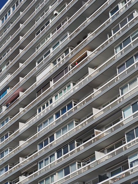 Beobachten Sie den Mann in Rot, Gebäude von Stephan Smit