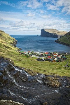 Uitzicht over Tjørnuvík naar Risin og Kellingin van Christian Möller Jork