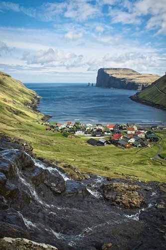 Uitzicht over Tjørnuvík naar Risin og Kellingin