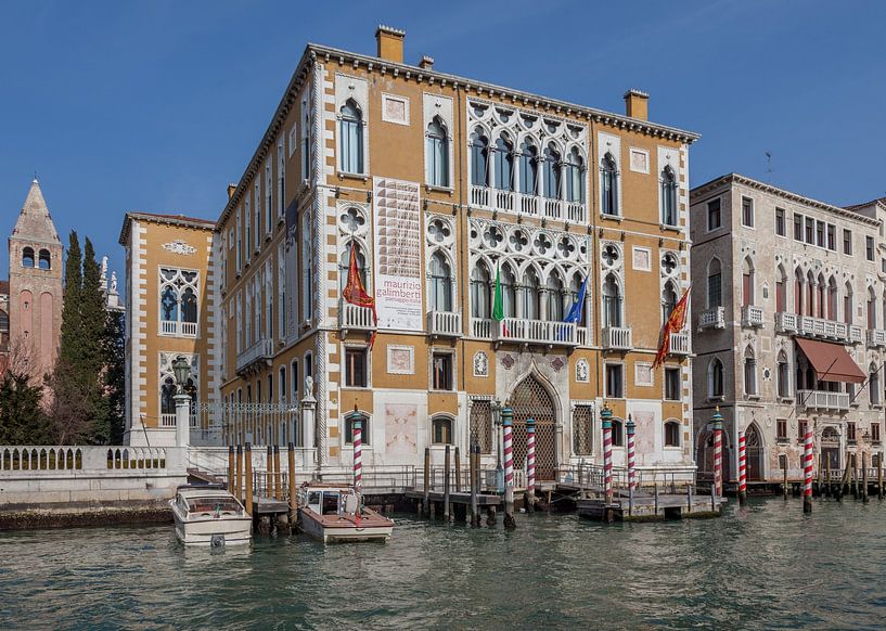 Paleis in centrum van oude stad Venetie, Italie van Joost Adriaanse