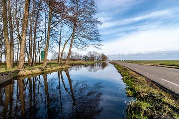 Paysage de polder avec des eaux hautes dans le canal, sans vent. Le ciel reflète le bleu dans l'eau sur Jan Willem de Groot Photography