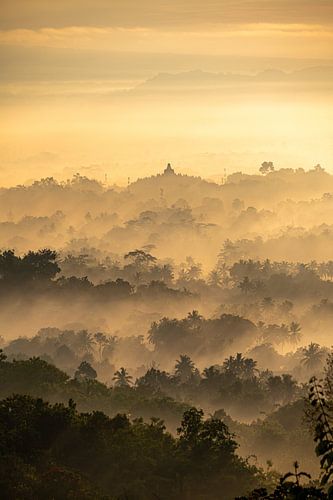 Magische ochtend in Indonesie van Marco Schep