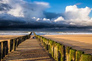 Der Molenkopf und der dunkle Himmel über dem Meer