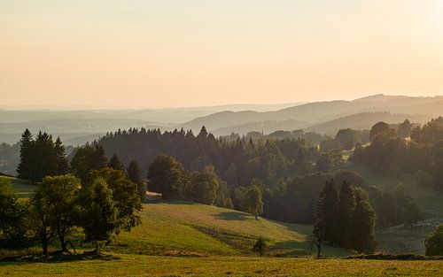 Zonsondergang in heuvellandschap