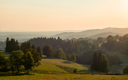 Zonsondergang in heuvellandschap