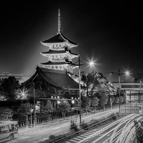 Lichtsporen voor de Tō-ji Pagode in Kyoto - Monochroom