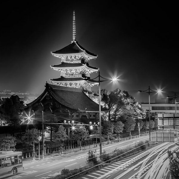 Lichtspuren vor der Tō-ji-Pagode in Kyoto - Monochrom von Melanie Viola