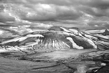 L'immensité du Landmannalaugar en noir, blanc et gris