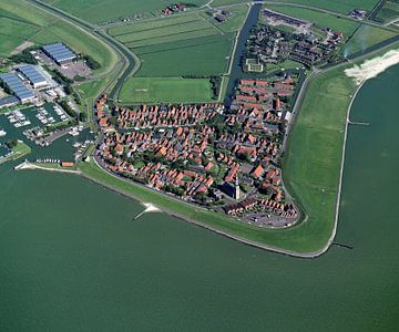 1990: Historische luchtopname van Hindeloopen van Frans Rombout