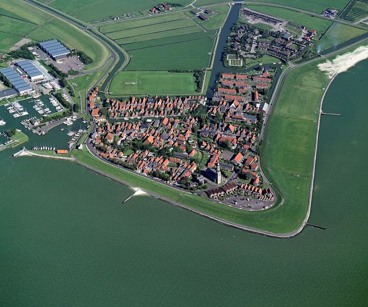 1990: Historische luchtopname van Hindeloopen van Frans Rombout